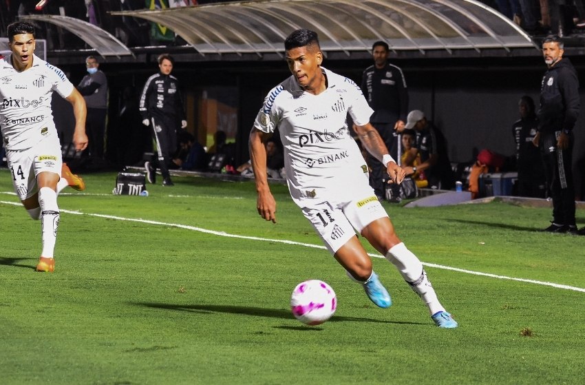 Santos alcança duas vitórias seguidas ao derrotar o Bragantino