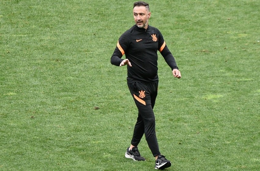 Vítor Pereira (técnico do Corinthians) Vítor Pereira comandando o Corinthians no treino