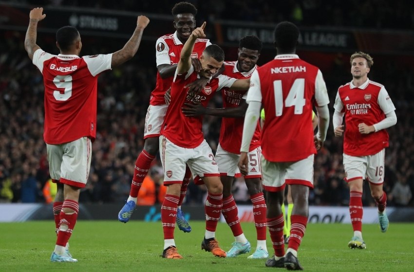 Arsenal bate o PSV e fica mais perto das oitavas da Liga Europa