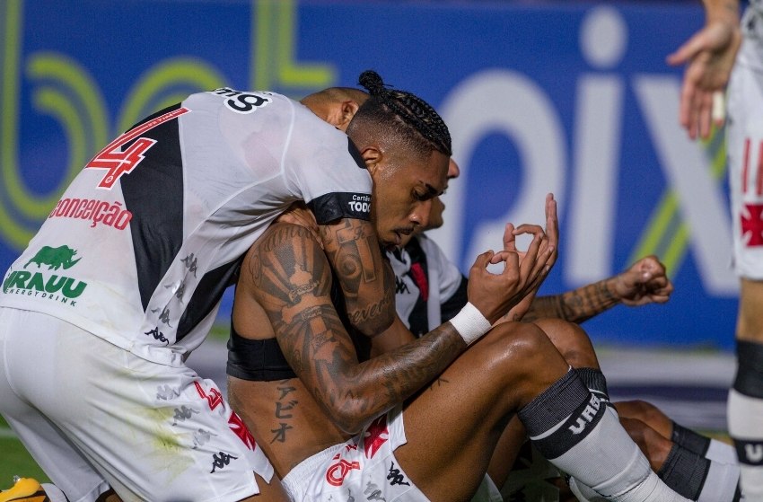 Vasco vence Criciúma de virada e fica perto do acesso à Série A