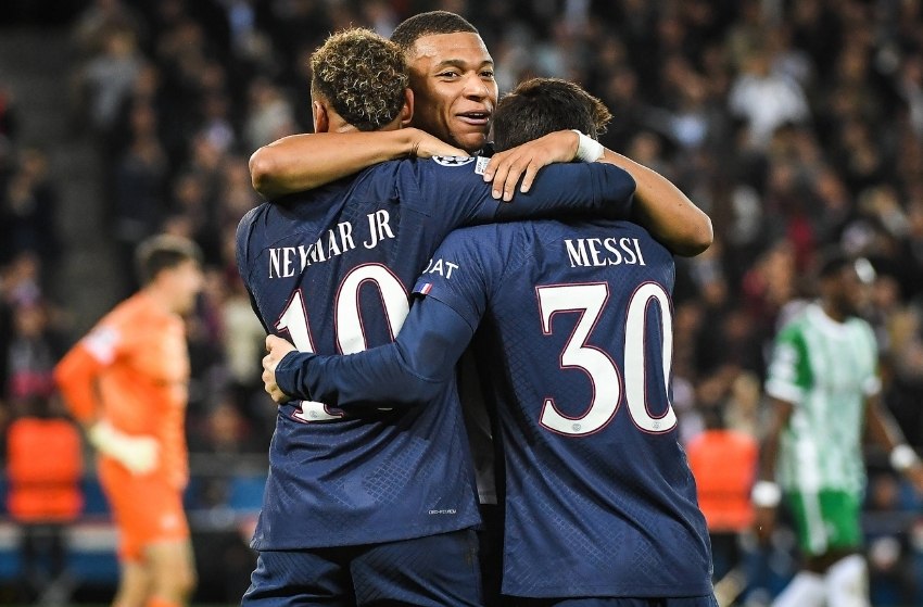 Neymar, Mbappé e Messi (PSG) Craques do PSG comemorando gol