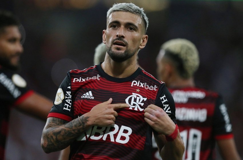 Flamengo vence o Santos em jogo com golaços e lance polêmico
