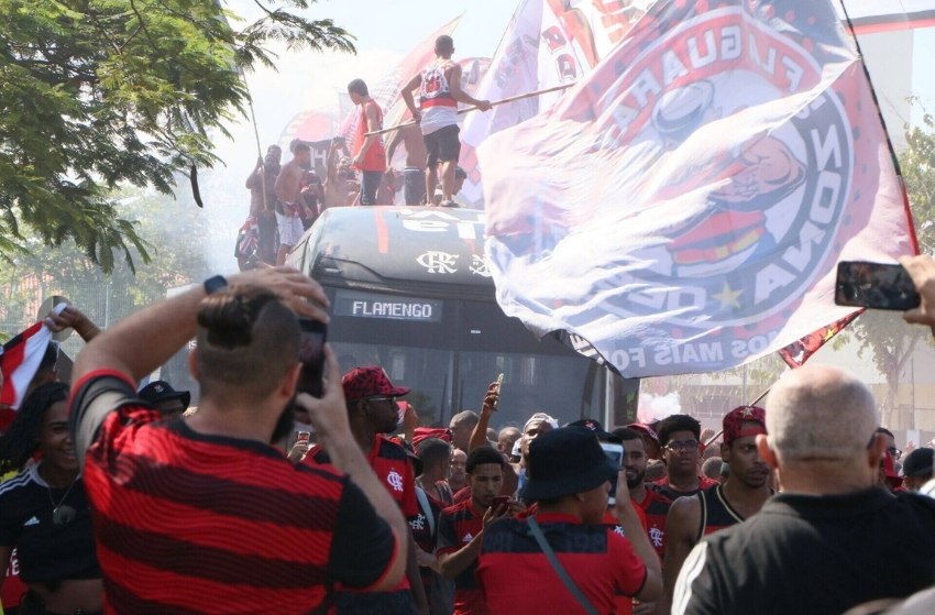 Flamengo e Athletico-PR vão a Guayaquil com apoio de torcedores
