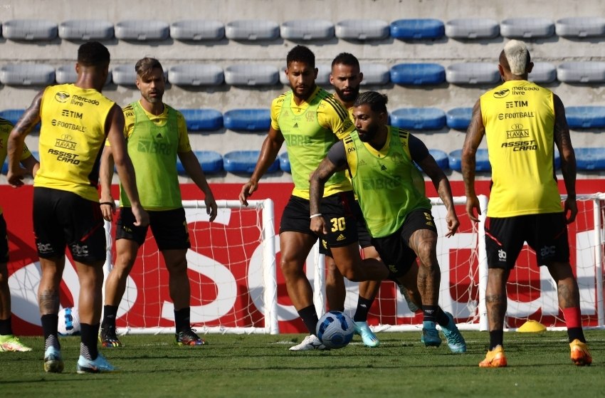 Com Vidal em campo, Flamengo faz primeiro treino em Guayaquil