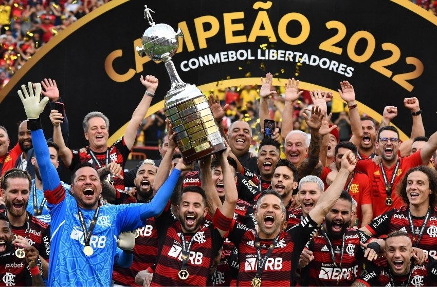 Flamengo comemorando o título da Libertadores Jogadores do Flamengo com troféu da Libertadores