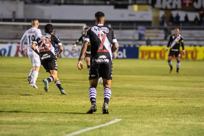 Série B: Vasco faz gol no fim e vence o Operário-PR fora de casa