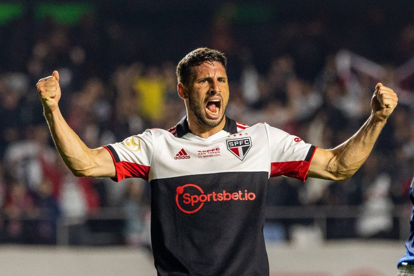 Brasileirão: São Paulo vence o Coritiba e cola no G-8