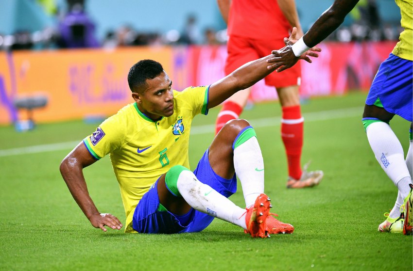 Brasil: lateral Alex Sandro tem lesão e não joga contra Camarões