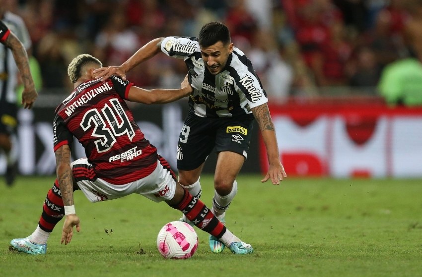 Santos realiza testes no meio-campo para enfrentar Atlético-GO