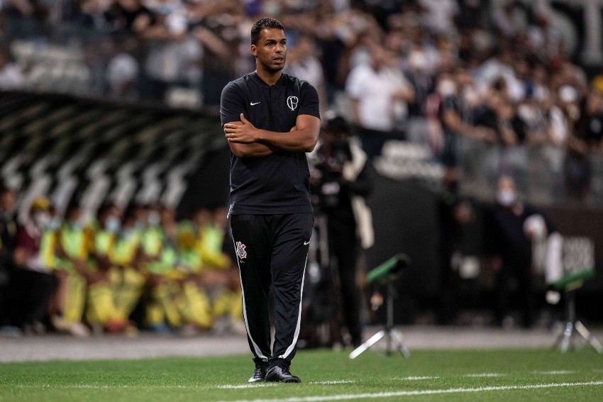 Corinthians surpreende e anuncia Fernando Lázaro como técnico