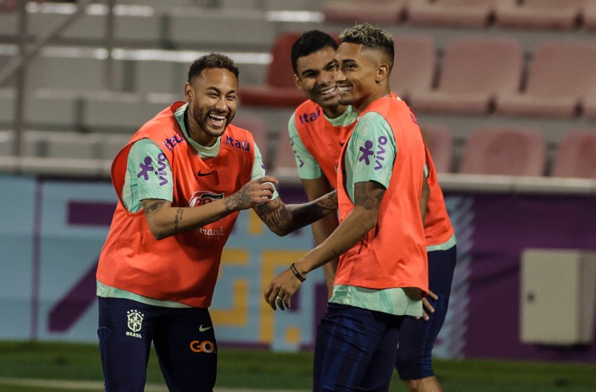 Raphinha com Neymar e Casemiro, do Brasil