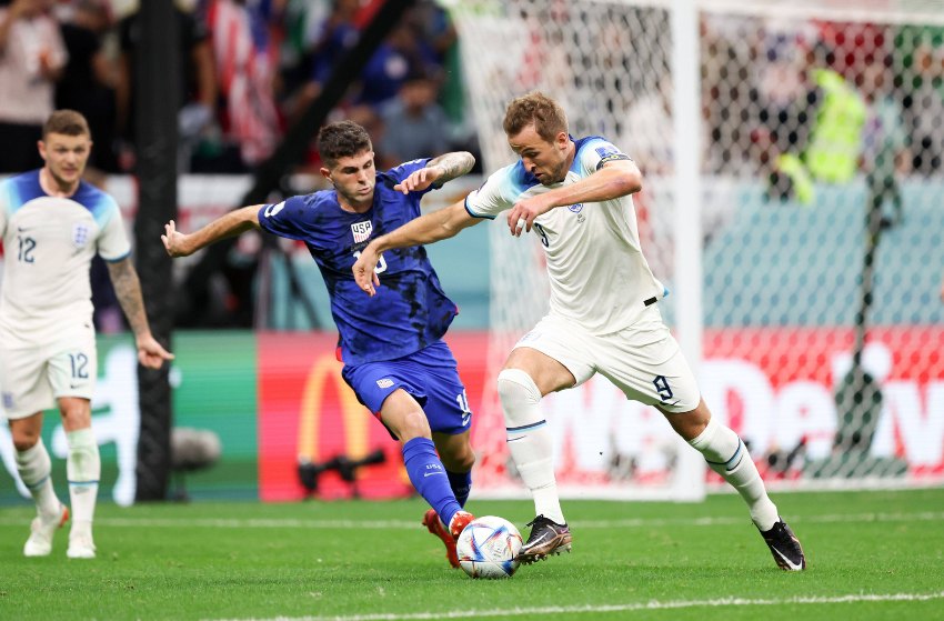 Christian Pulisic e Harry-Kane no jogo entre Estados Unidos e Inglaterra