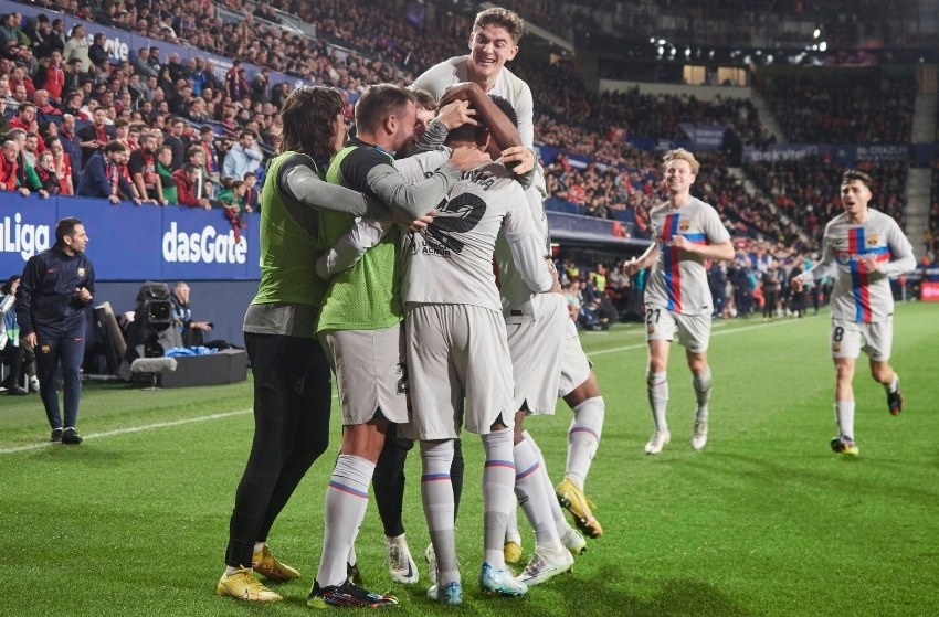 Raphinha com jogadores do Barcelona