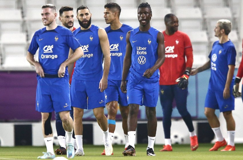 França: Benzema e Varane treinam, mas atacante se machuca