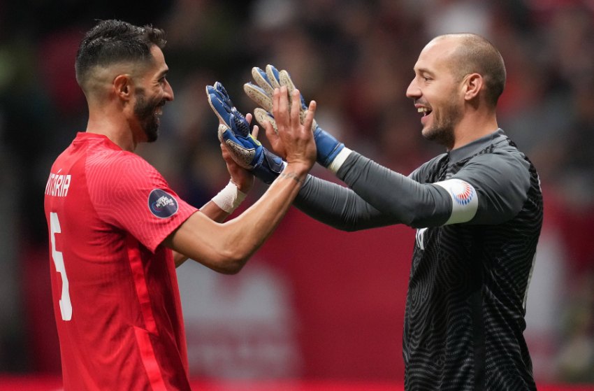 Vitória Steven e Milan Borjan, do Canadá