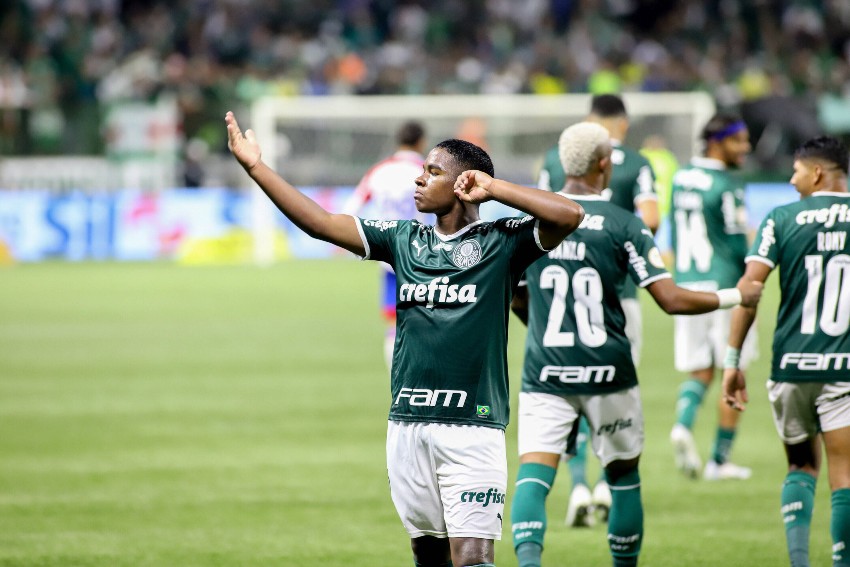 Campeão brasileiro, Palmeiras goleia o Fortaleza em casa