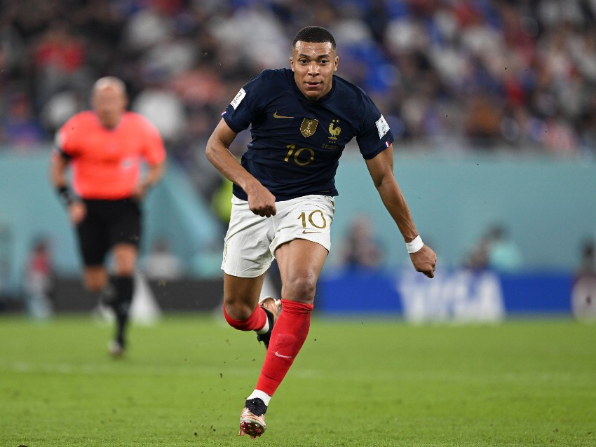 Mbappé treina com o tornozelo enfaixado, mas deve jogar