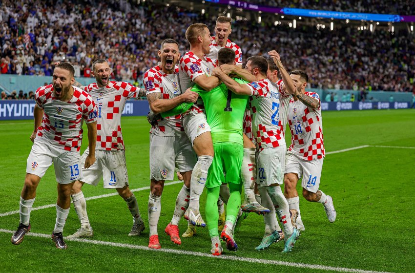 Seleção da Croácia comemora vitória sobre o Japão nos pênaltis
