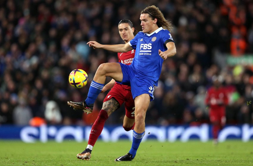 Liverpool bate o Leicester, com dois gols contra do zagueiro