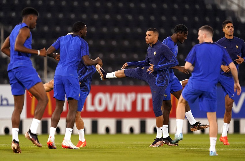 França treina com grupo completo para final contra a Argentina