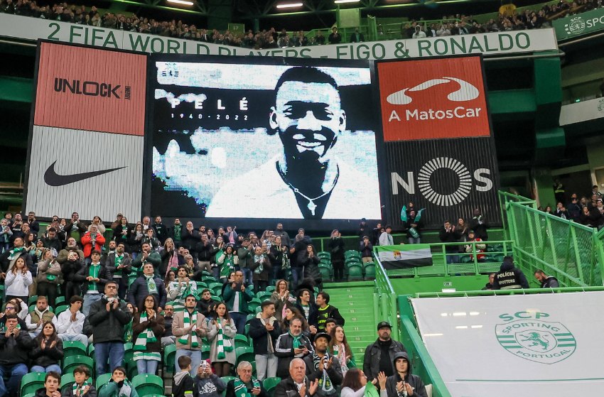 Rei Pelé recebe homenagens em jogos nas ligas da Europa