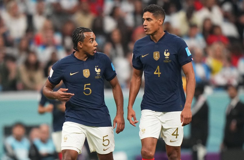 Koundé e Varane, da França