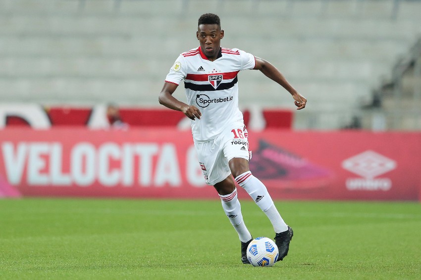 São Paulo negocia zagueiro Léo Pelé com o Vasco