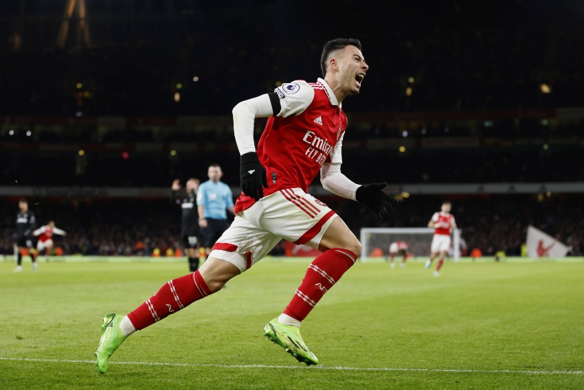 Martinelli faz o dele, Arsenal vence o West Ham e segue líder