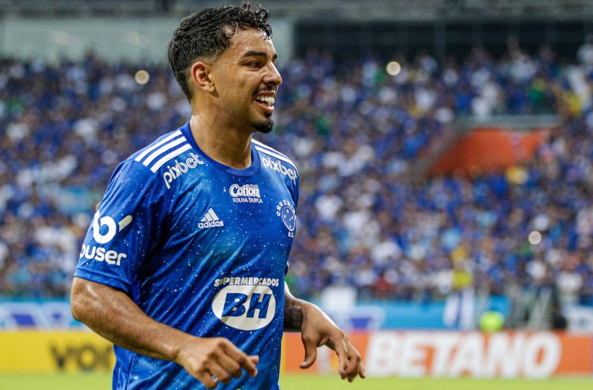 Corinthians anuncia Matheus Bidu como reforço para a lateral