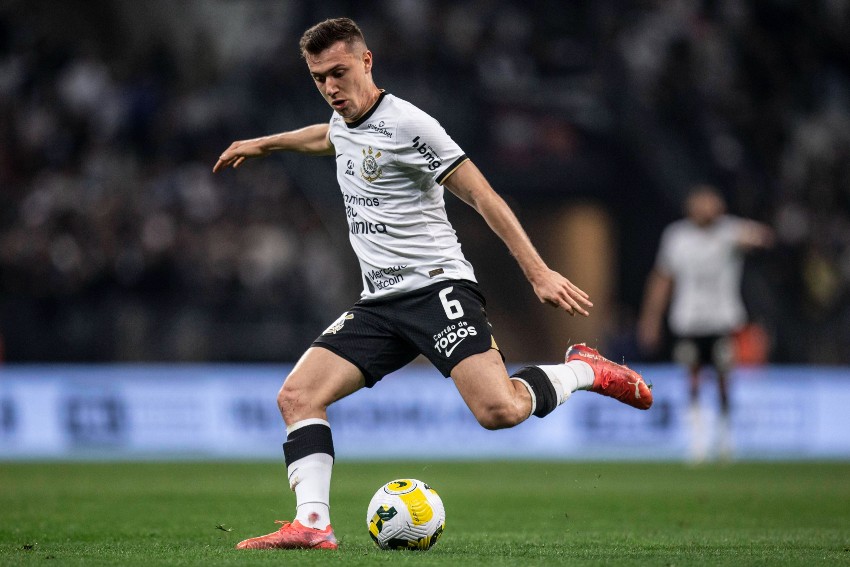 Vasco anuncia o lateral Lucas Piton, ex-Corinthians, para 2023