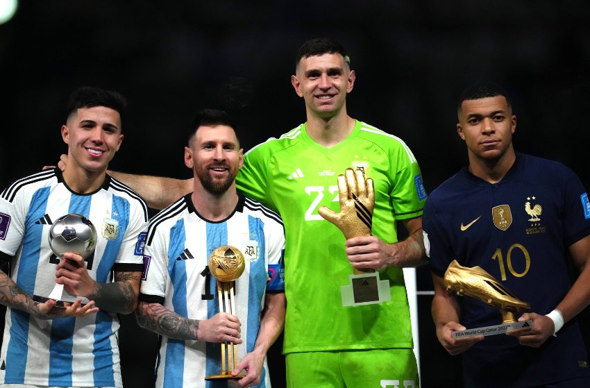 Messi com o prêmio de Craque da Copa do Mundo