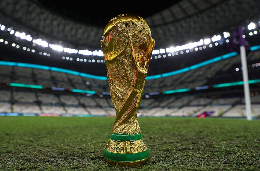 Copa do Mundo tem semifinais definidas Taça da Copa do Mundo no estádio Lusail