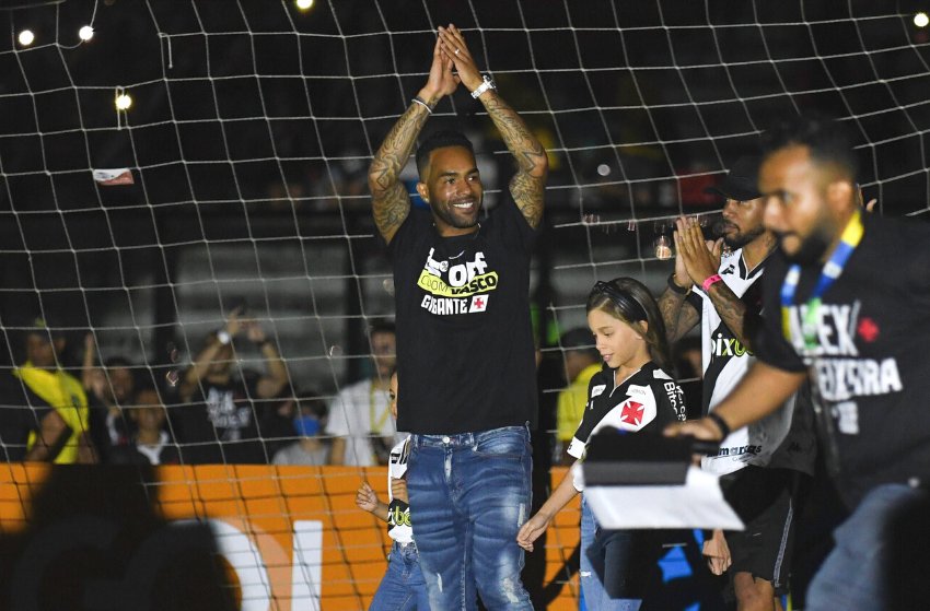 Vasco renova com Alex Teixeira por mais uma temporada