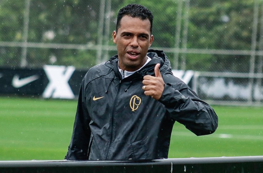 Corinthians: técnico Fernando Lázaro promete time equilibrado