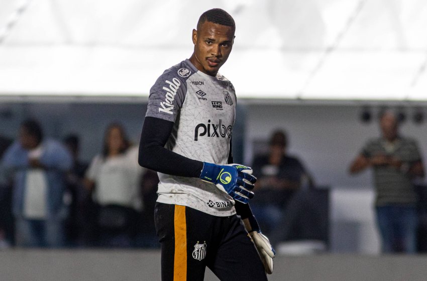 Internacional apresenta o goleiro John, ex-Santos, como reforço