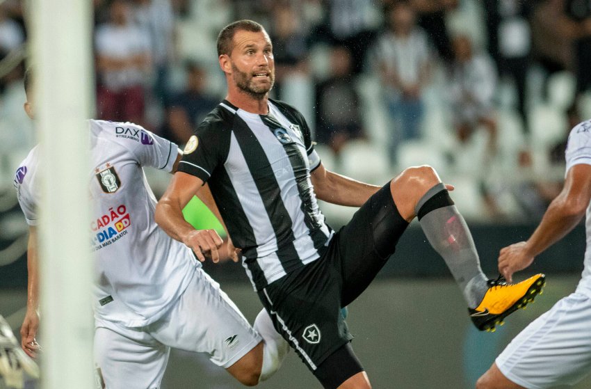 Botafogo: Carli está perto de renovar e ter nova função no clube