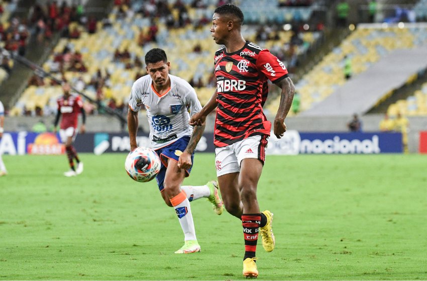 Flamengo recebe proposta do Newscastle por Matheus França