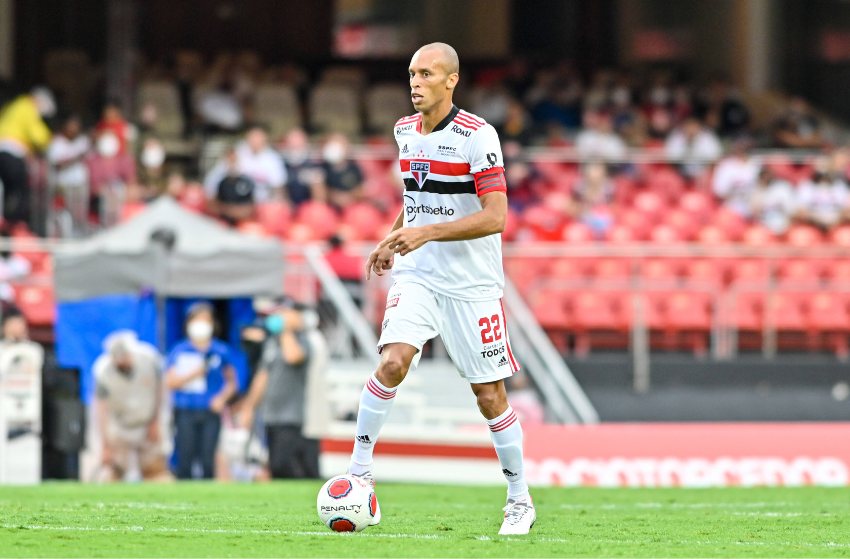Miranda, ex-zagueiro do São Paulo, se aposenta do futebol