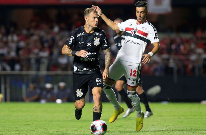 Corinthians bate o São Paulo no Morumbi e quebra longo jejum