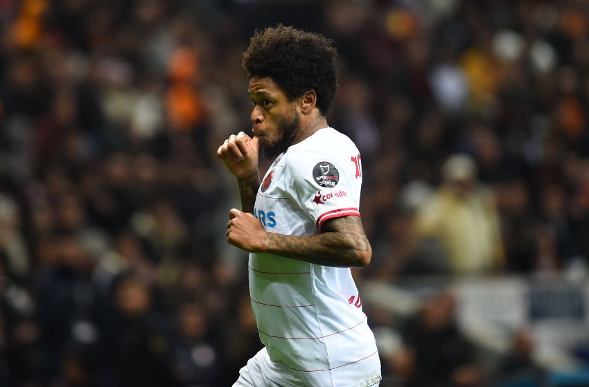 Centroavante Luiz Adriano Centroavante Luiz Adriano