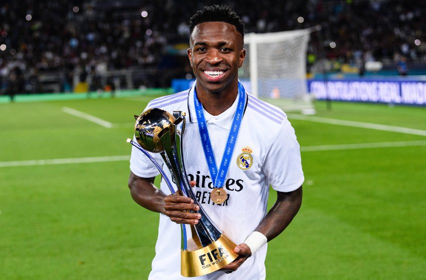 Vinicius Júnior, do Real Madrid, com a taça do Mundial Vinicius Júnior, do Real Madrid, com a taça do Mundial