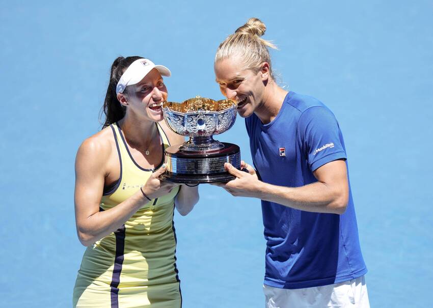 Luísa Stefani e Rafael Matos, vencedores do Australian Open, mordem o troféu