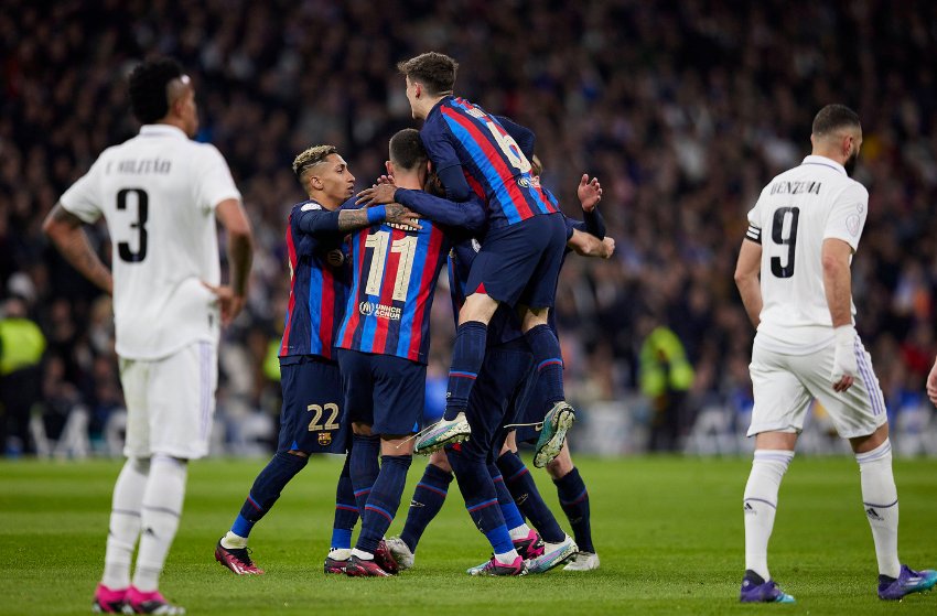 Jogadores do Barcelona comemoram contra o Real Madrid