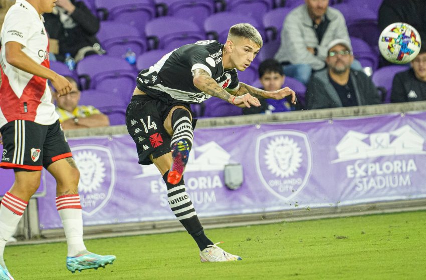 Orellano, do Vasco Lucca Orellano, jogador do Vasco, chutando a bola em um dos lances no qual participou em um jogo do clube.