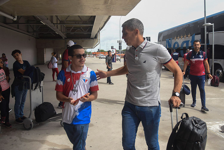 Viagens Série A Brasileirão Vojvoda, técnico do Fortaleza, com torcedor