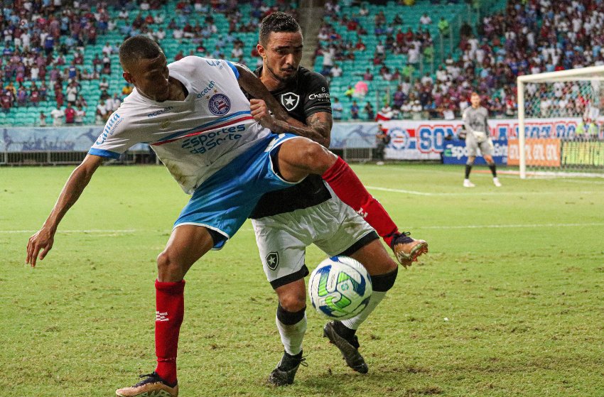 Ademir, do Bahia, disputa bola com Rafael, do Botafogo Ademir, do Bahia, disputa bola com Rafael, do Botafogo