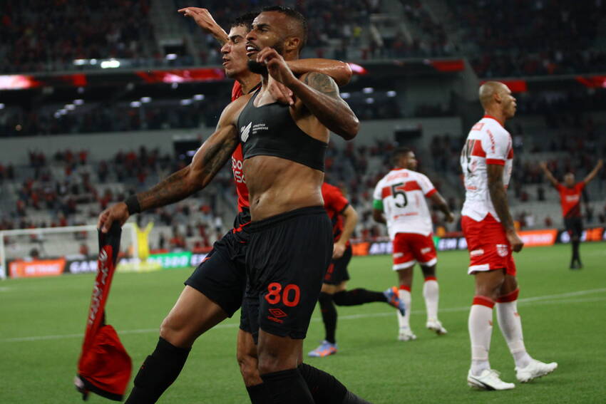 ezgif.com-gif-maker - 2023-04-26T004442.108 Alex Santana, do Athletico