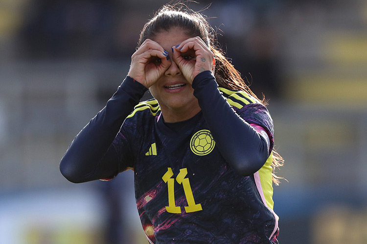 Catalina Usme, jogadora da Colômbia, comemora gol contra a Itália