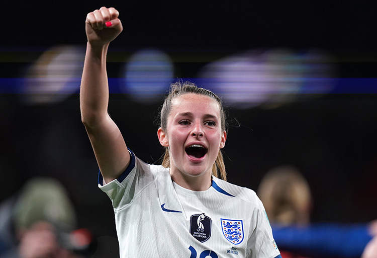 Ella Toone, da Inglaterra, comemorando com o punho para o alto