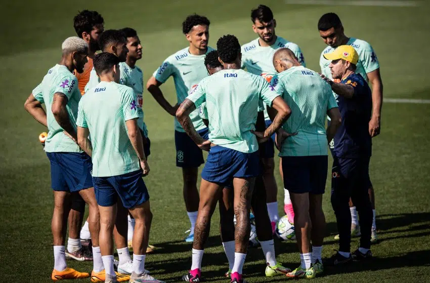 Seleção brasileira pronta para amistoso Técnico Ramon Menezes conversa com os jogadores do Brasil